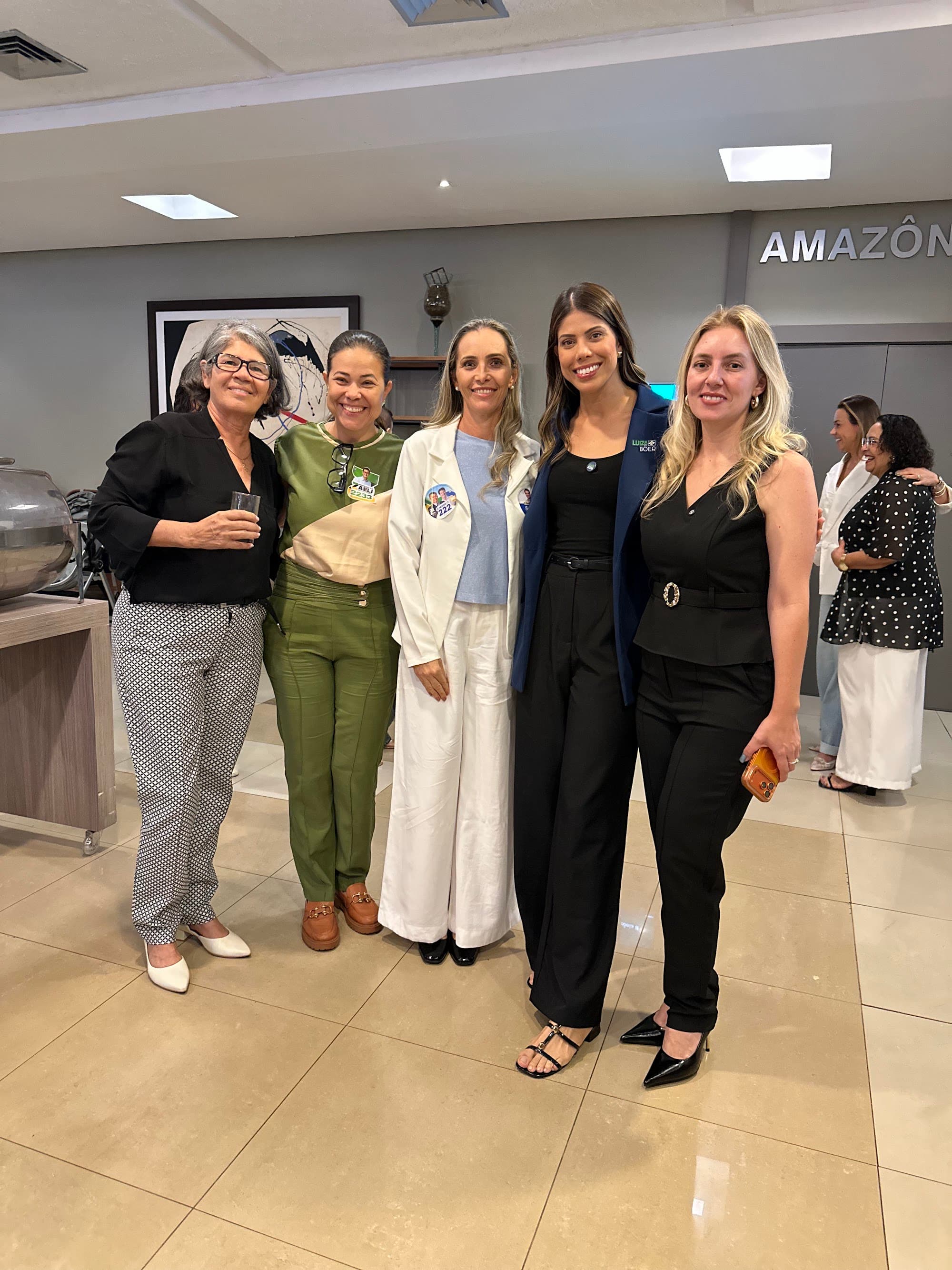 Elaine Seibel reunida com mulheres durante agenda em Cuiabá